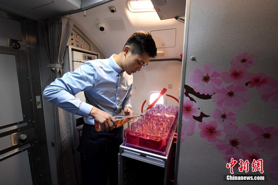 三八節 廈航“暖男”空乘打造“十里桃林”夢幻機艙[組圖]
