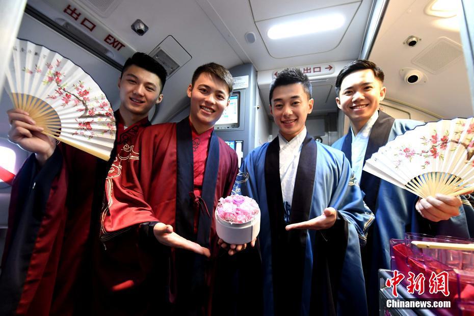 三八節(jié) 廈航“暖男”空乘打造“十里桃林”夢幻機艙[組圖]