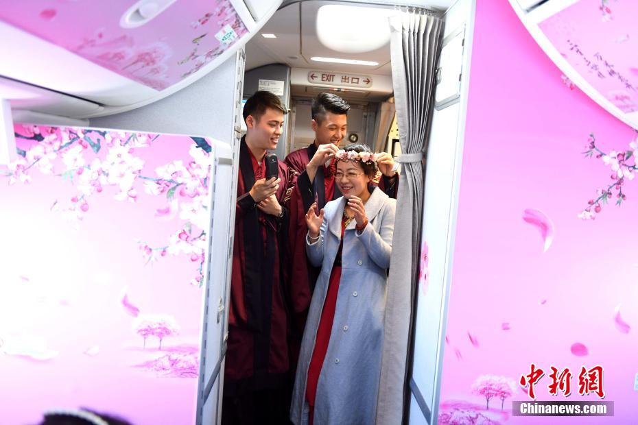 三八節(jié) 廈航“暖男”空乘打造“十里桃林”夢幻機(jī)艙[組圖]