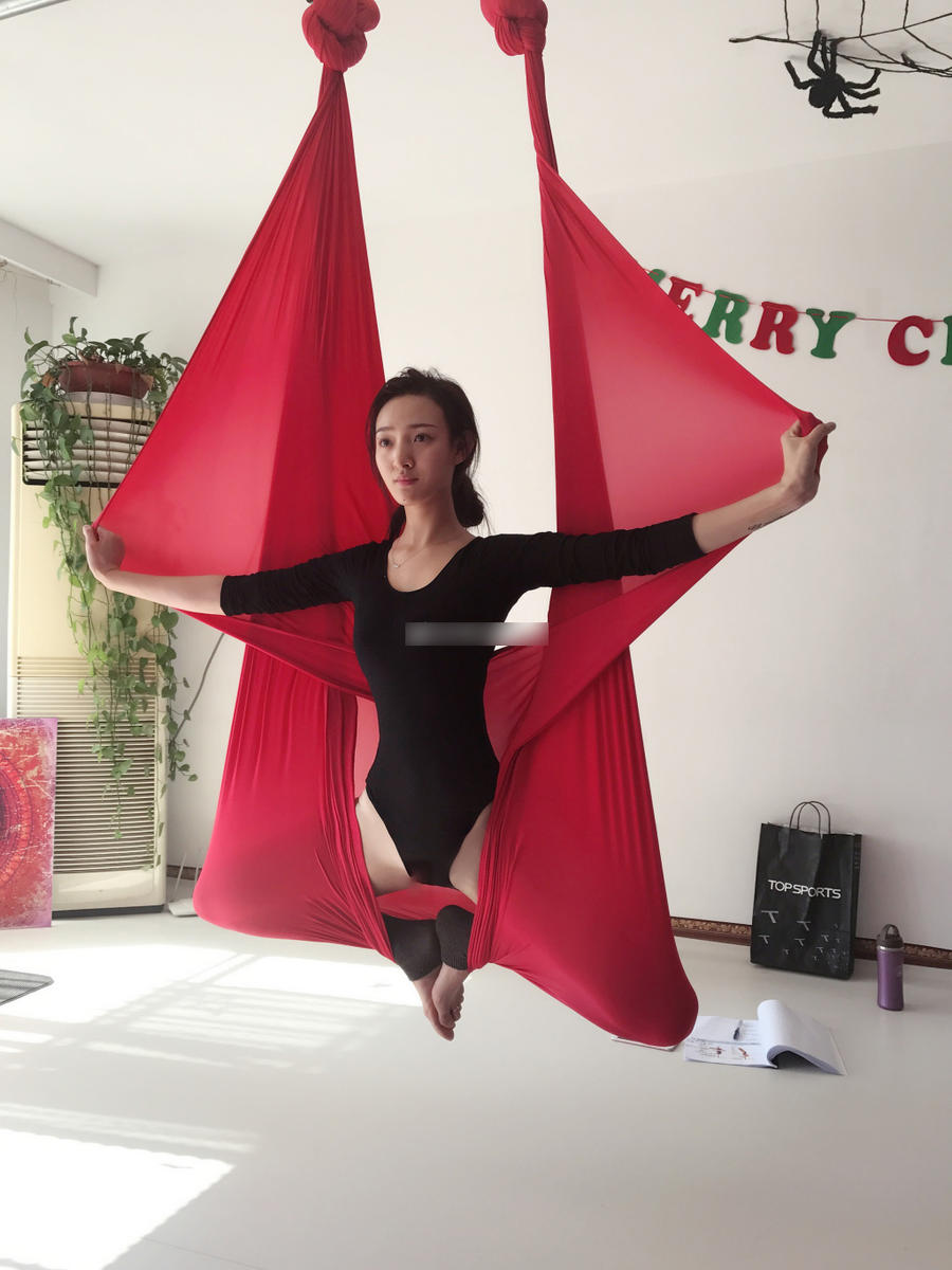 95后女生酷愛瑜伽 空中秀高難動作[組圖]