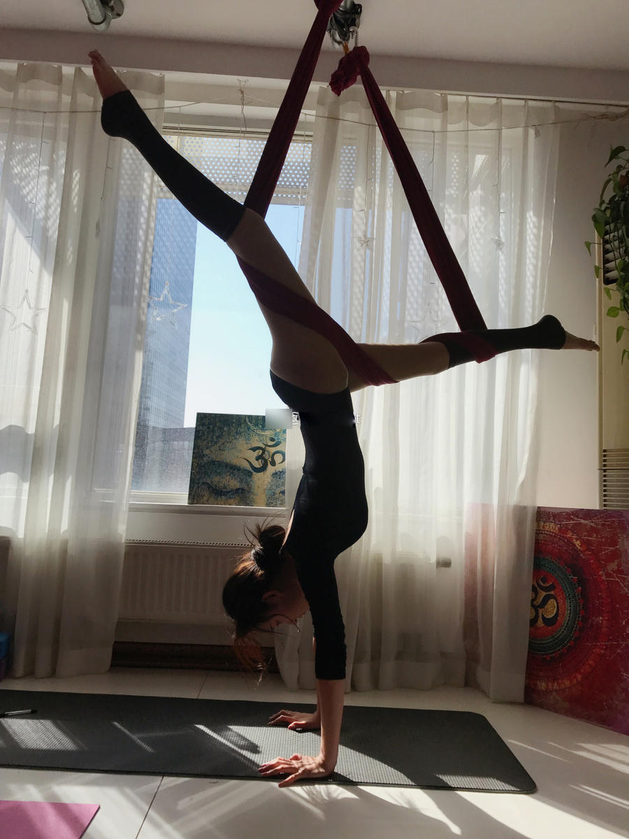 95后女生酷愛瑜伽 空中秀高難動作[組圖]