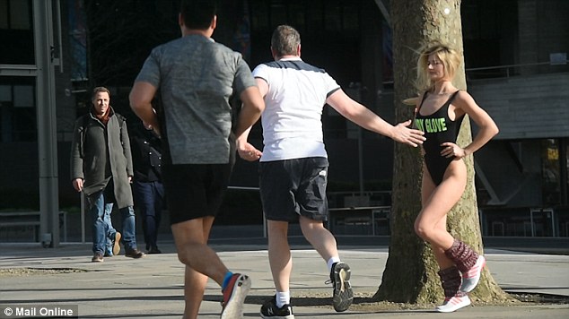 街頭實驗：當健身者穿著“冒犯”你會怎么做？（圖）