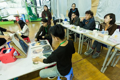 畫卷鋪滿體育館 中國美院招生閱卷“畫海”令人震撼