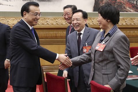 院士代表建議攻克霧霾形成機(jī)理 李克強(qiáng)：誰(shuí)攻克，重獎(jiǎng)?wù)l！