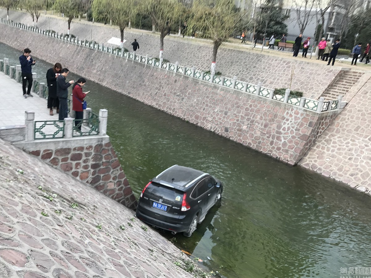 越野車失控沖進五米深河溝 司機不知去向