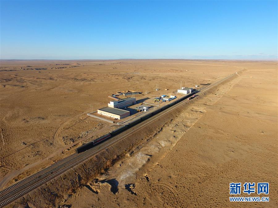 穿行在無人禁區的“生命列車”[組圖]