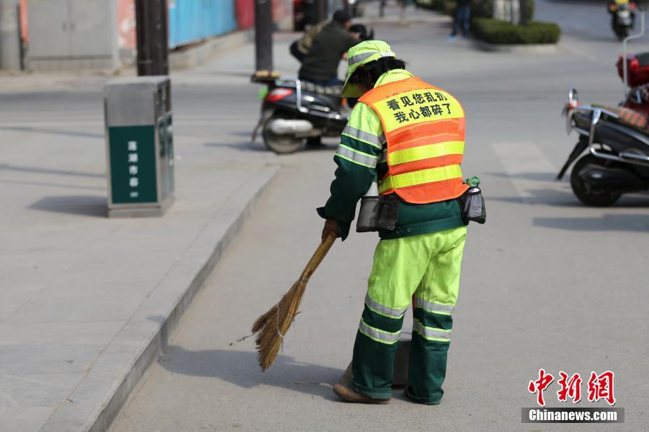 西安環衛工穿“萌屬性”背心掃街