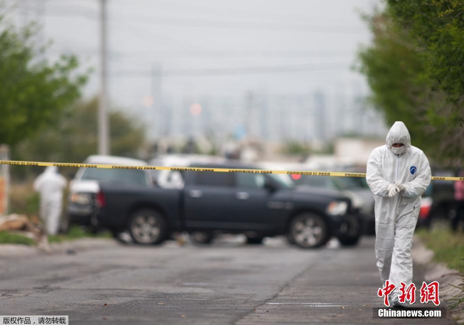 墨西哥一卡車內發現8具尸體 法醫現場調查