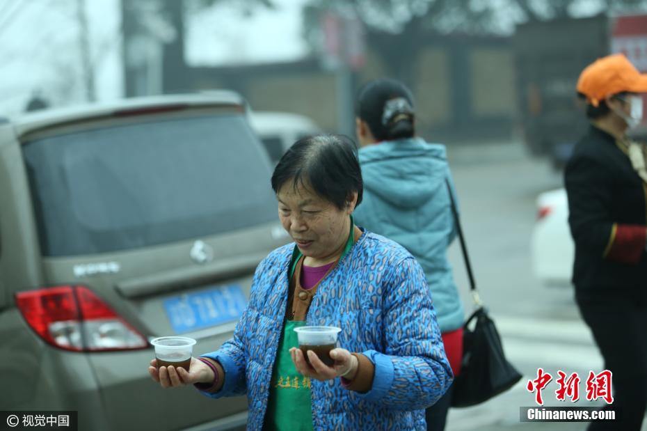 重慶一女老板施粥近2萬碗 感念鄰居曾相助