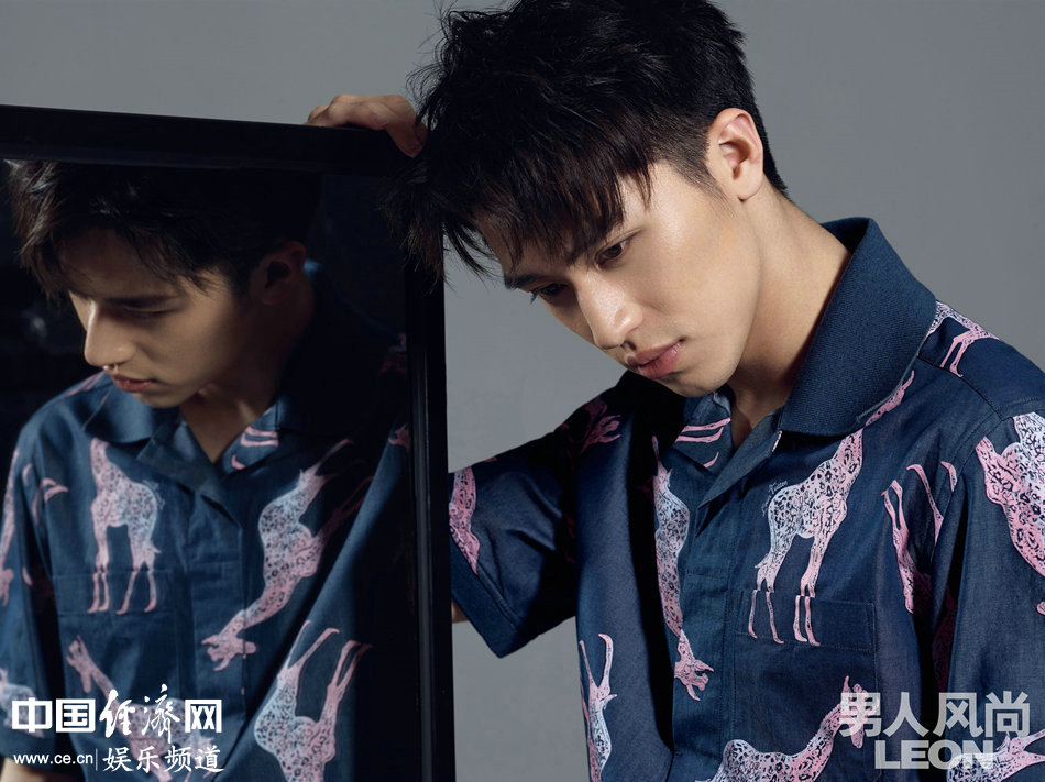 許魏洲最新封面大片曝光 眼神堅定盡展多變魅力