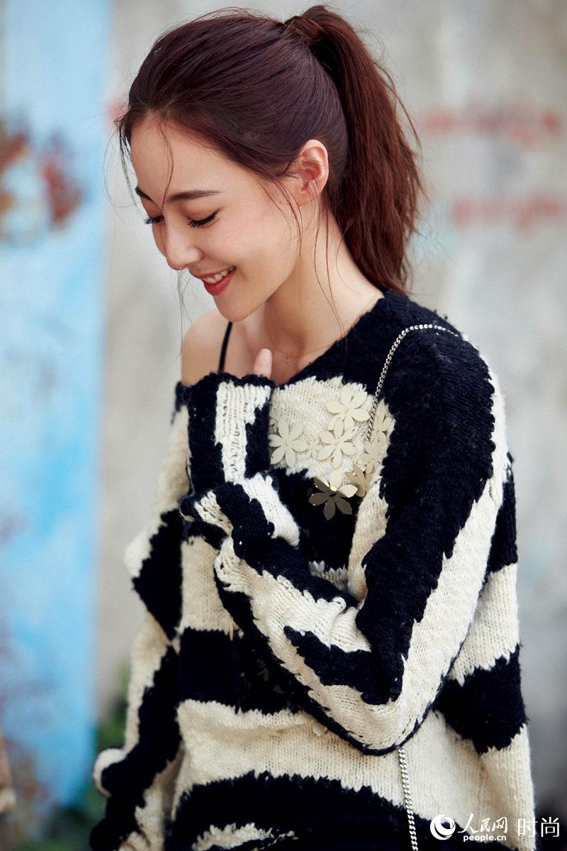 米露最新街拍曝光 “梅超風”街頭小露香肩秀美腿