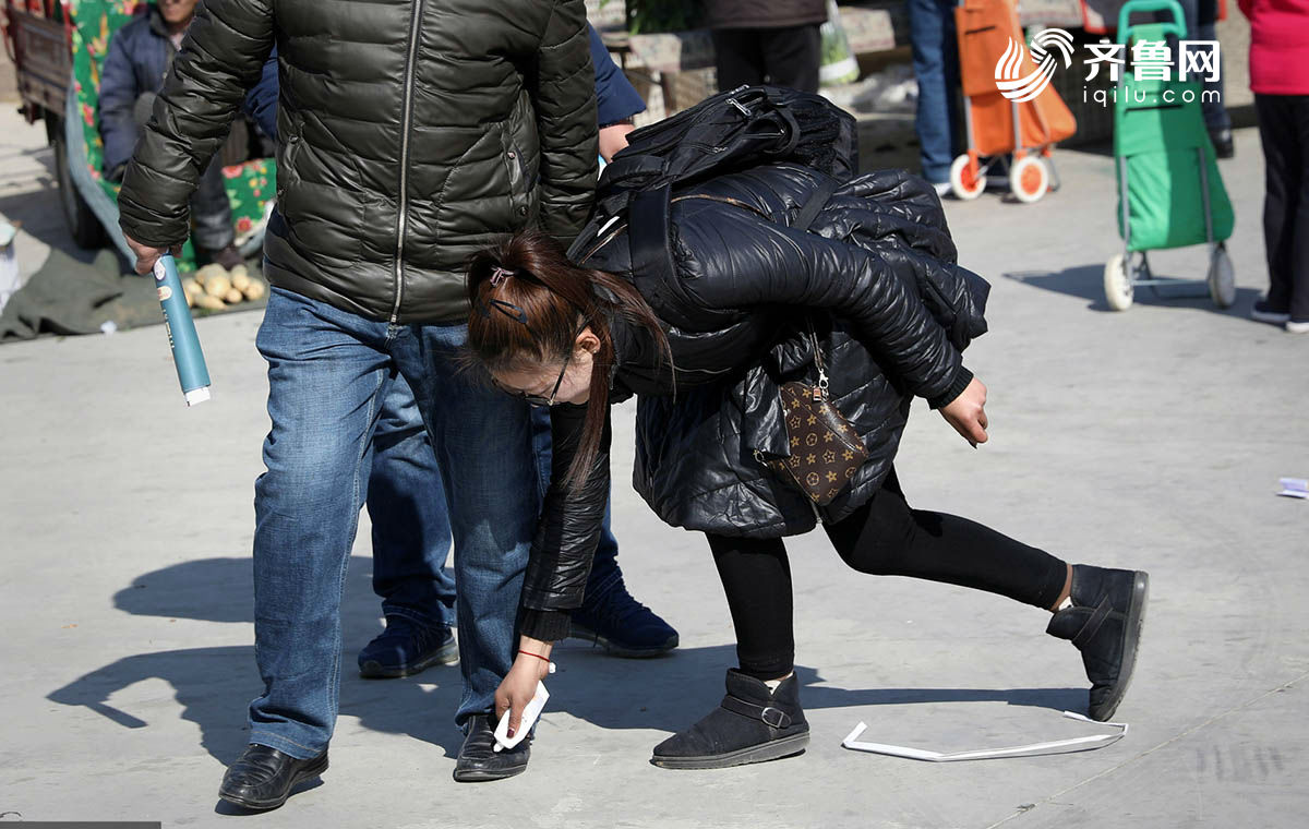 山東威海一女大學生賣鞋油 半天竟為300多人擦鞋！