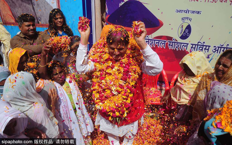印度寡婦慶胡里節 上演色彩狂歡