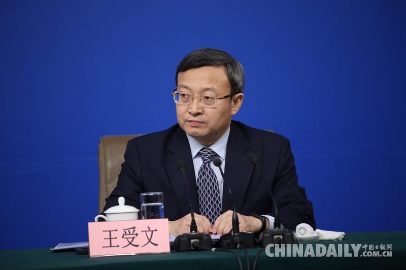 商務部部長鐘山就“改革開放調(diào)結(jié)構(gòu) 創(chuàng)新驅(qū)動促發(fā)展”答記者問