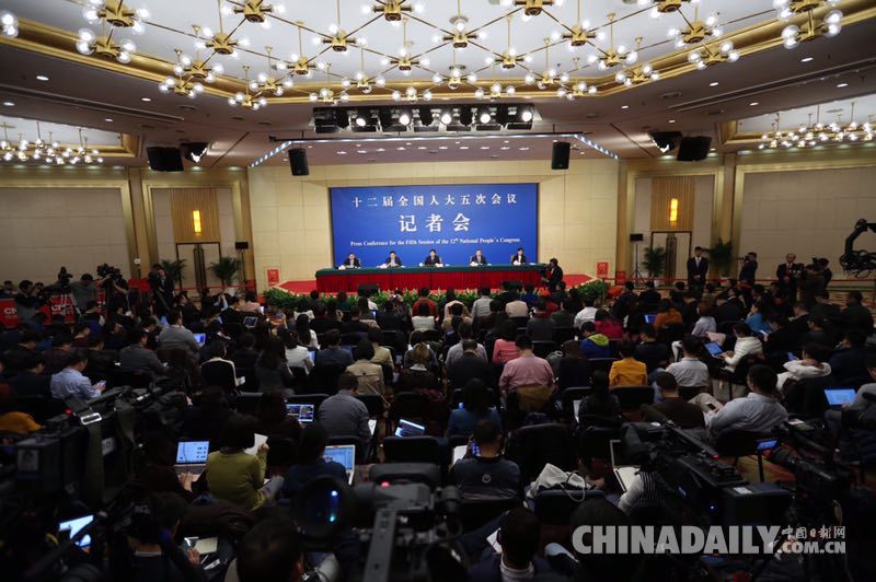 商務(wù)部部長鐘山就“改革開放調(diào)結(jié)構(gòu) 創(chuàng)新驅(qū)動促發(fā)展”答記者問