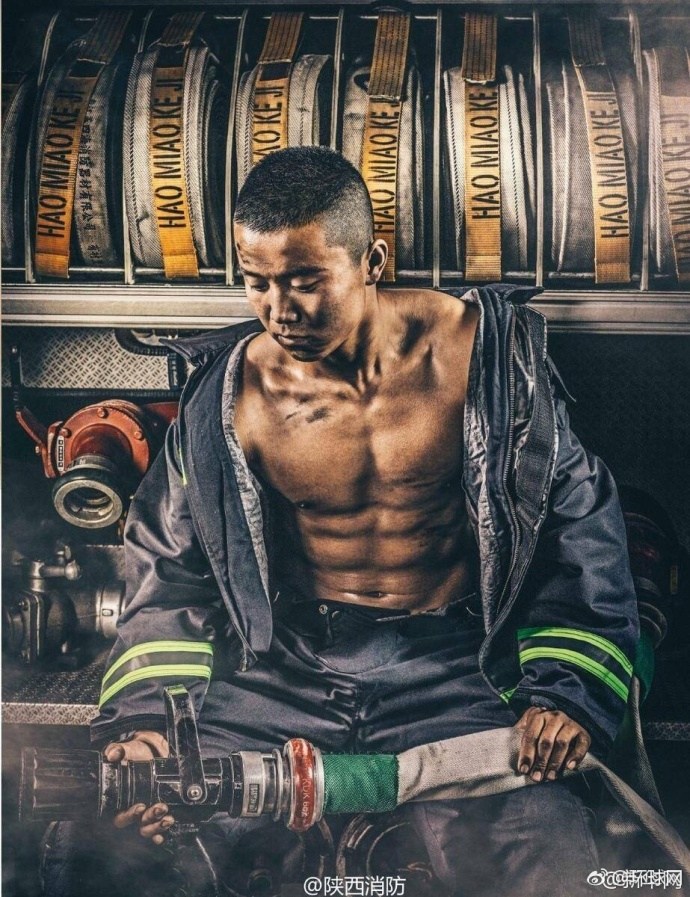 中國(guó)消防員臺(tái)歷在日本狂吸粉 被贊太帥了