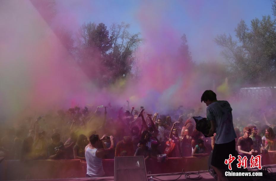 美國洛杉磯色彩節引民眾狂歡