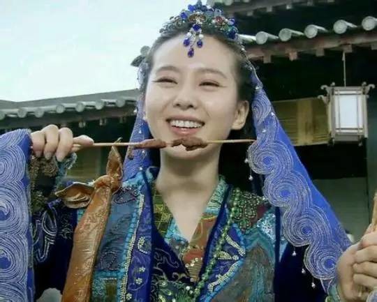 娛樂圈吃貨多：趙麗穎毛曉彤林允張?zhí)鞇圩類鄢?/></p>

<p>　　向來走氣質淑女路線的劉詩詩，在微博上各種發(fā)吃。據(jù)劉詩詩自己和身邊一起拍戲的朋友說，當大盤大盤的美食出現(xiàn)在她面前時，抵抗力則為零。據(jù)悉還是吳奇隆的吃貨小跟班，哈哈。</p>
</div>

<div width=