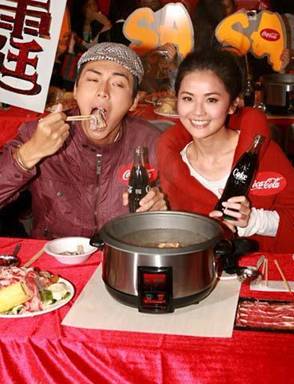 娛樂圈吃貨多：趙麗穎毛曉彤林允張?zhí)鞇圩類鄢?/></p>

<p>　　陳偉霆號稱“吃貨大王”的名聲可不是空穴來風。他曾在某美食節(jié)目上連續(xù)吃了半個小時！最可怕的是，居然怎么吃都吃！不！胖！所以“吃貨大王”就更加變本加厲，出席活動拍照的時候都要先狠狠大吃一口才肯乖乖配合。啥？要拍照啦，等等我再吃一口。</p>
</div>

<div width=