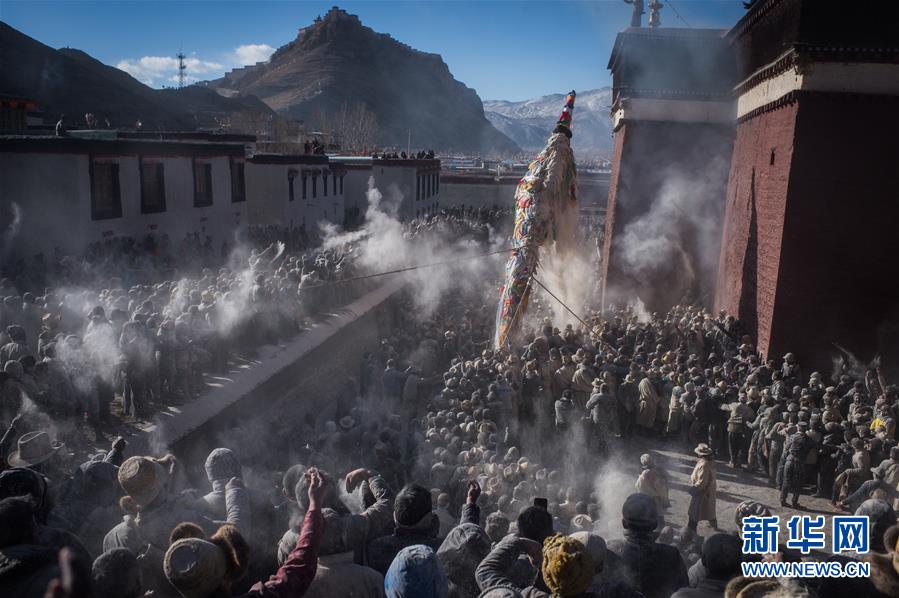 近萬名群眾參加西藏豎經幡柱拋撒糌粑祈福活動（組圖）