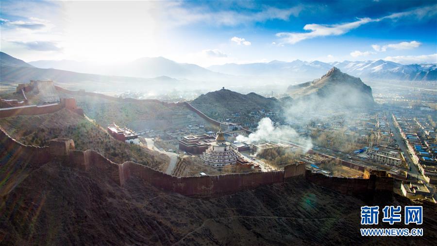 近萬(wàn)名群眾參加西藏豎經(jīng)幡柱拋撒糌粑祈福活動(dòng)（組圖）