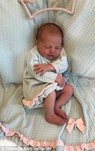 巴西一女嬰剛出生就被抱來秒拍全家福（組圖）