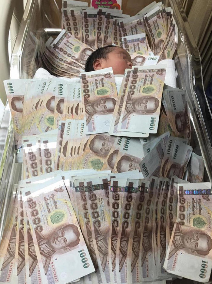 嬰兒蓋40萬現金睡 網友：炫富讓娃睡細菌堆？【圖】