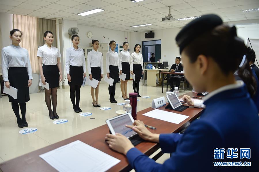 校園招聘空乘場面火爆[組圖]
