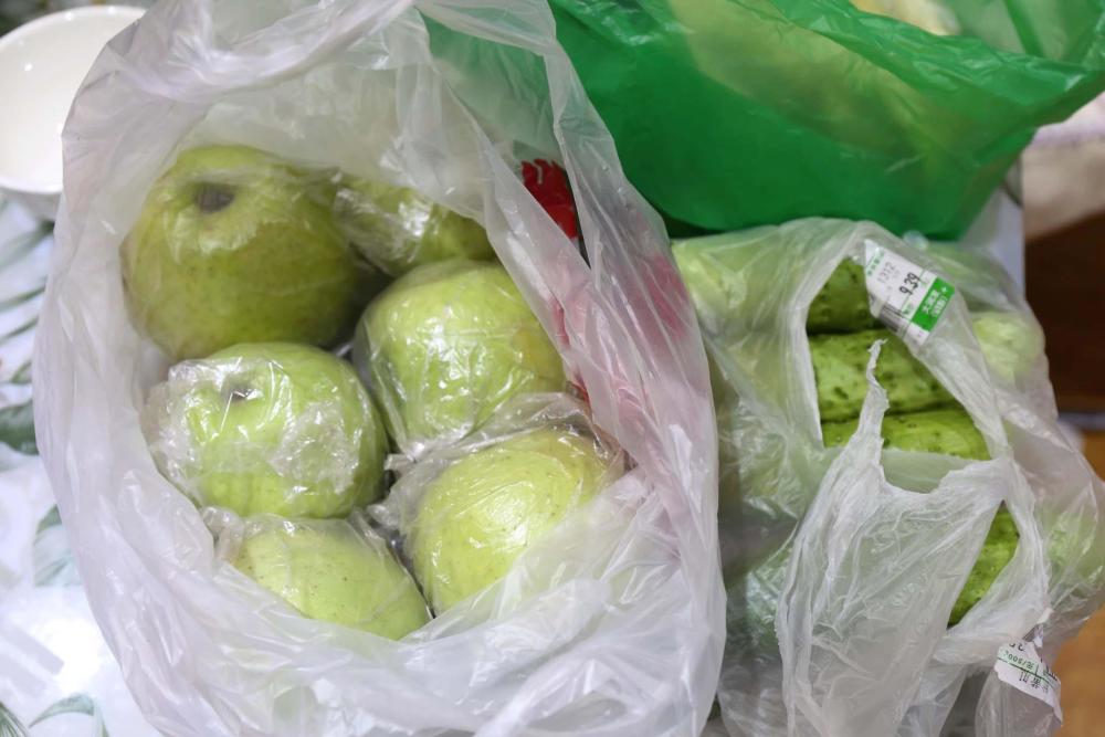 女兒遠(yuǎn)嫁 父母跨越數(shù)千里為她背來了這些(組圖)