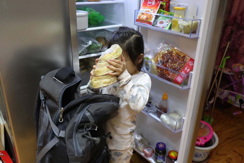 女兒遠嫁 父母跨越數(shù)千里為她背來了這些(組圖)