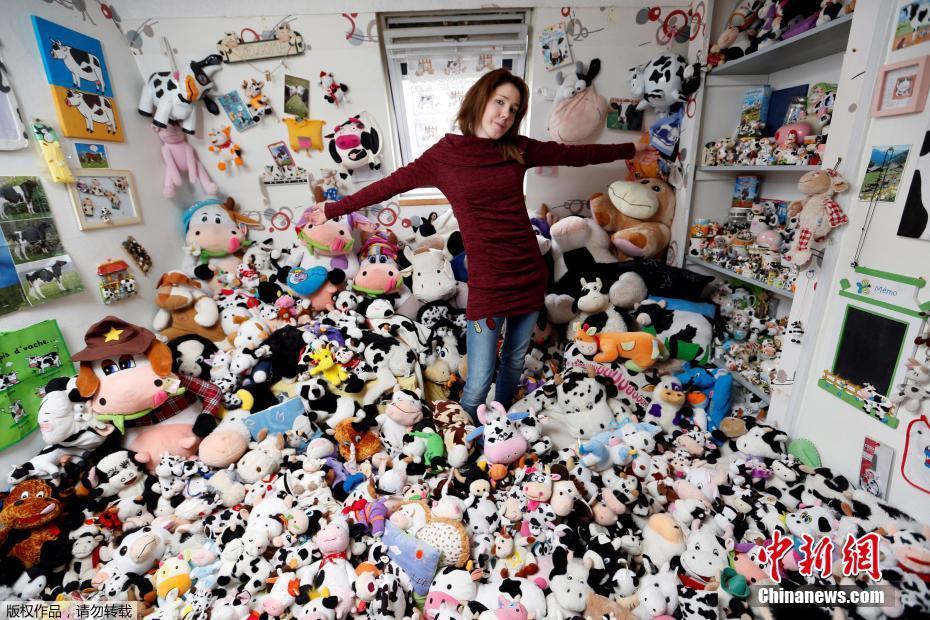 法國(guó)女模酷愛(ài)收集玩偶 與上千奶牛玩偶“同吃同住”