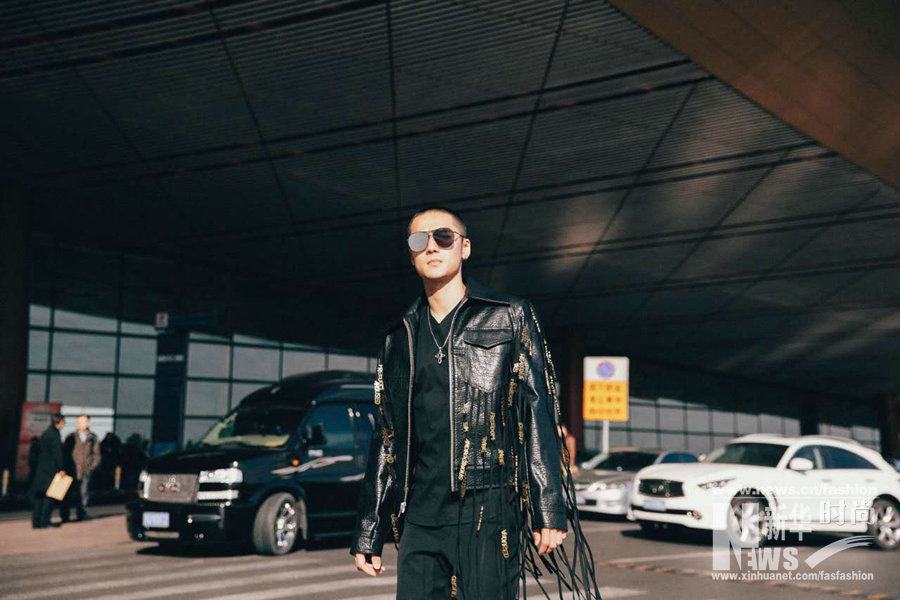 蔣勁夫皮衣流蘇現(xiàn)身機(jī)場(chǎng) 圓寸發(fā)型自嘲“有點(diǎn)冷”
