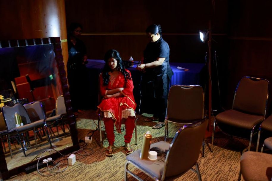 遭硫酸毀容女性走秀 重新定義美[組圖]