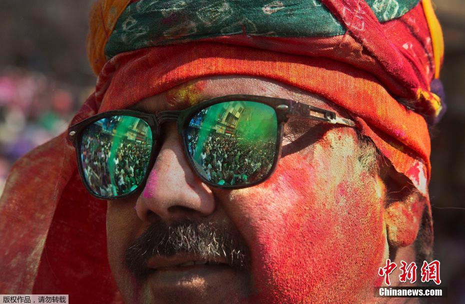 印度民眾high玩慶祝胡里節 彩色粉末灑滿臉（組圖）