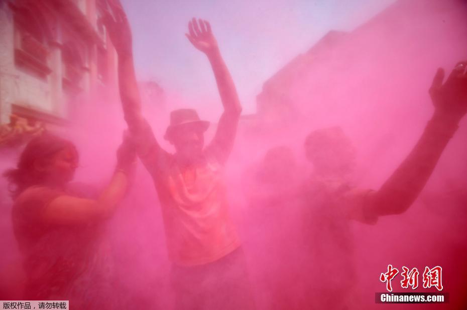 印度民眾high玩慶祝胡里節 彩色粉末灑滿臉（組圖）