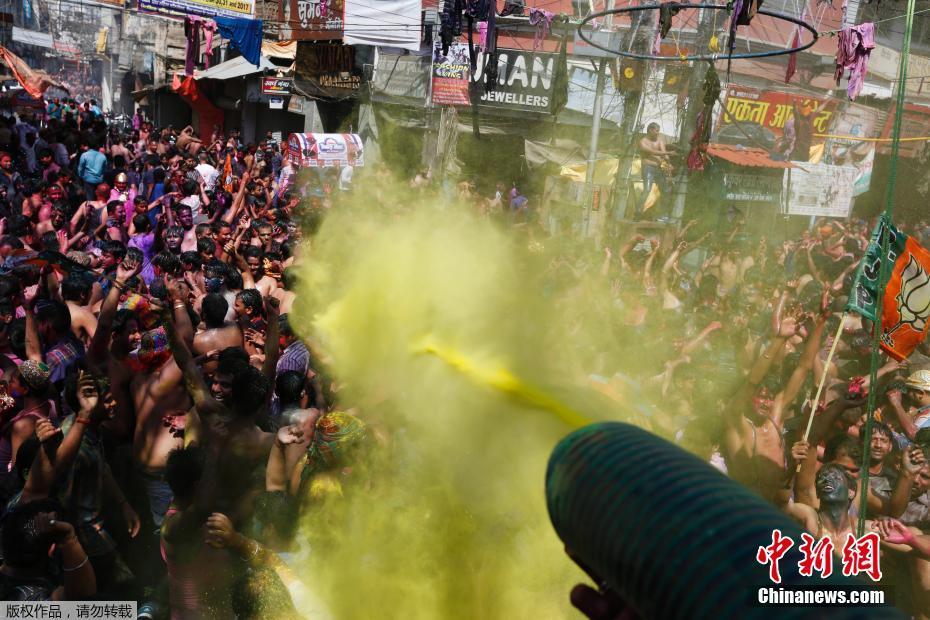 印度民眾high玩慶祝胡里節(jié) 彩色粉末灑滿臉（組圖）