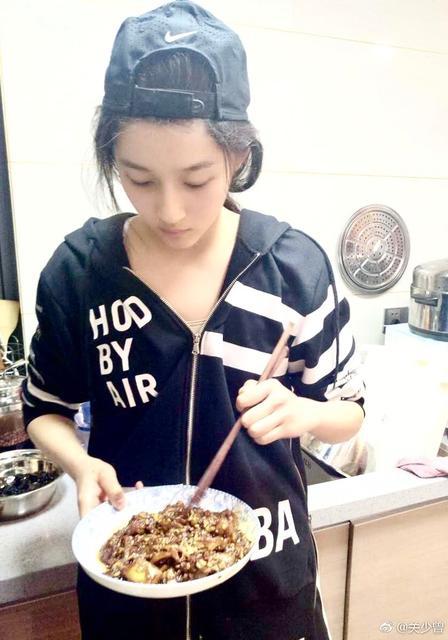 關(guān)曉彤示范如何做好閨女 素顏給家人做飯