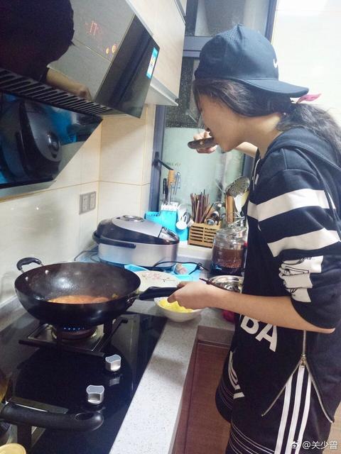 關曉彤示范如何做好閨女 素顏給家人做飯