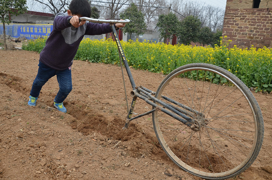 高手在民間！河南大爺改裝單車鋤地（圖）