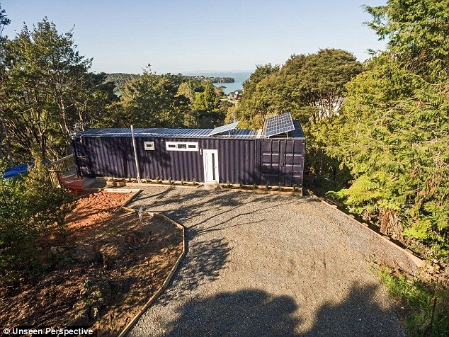 女子癡迷小空間生活 用集裝箱打造夢(mèng)幻小屋（組圖）