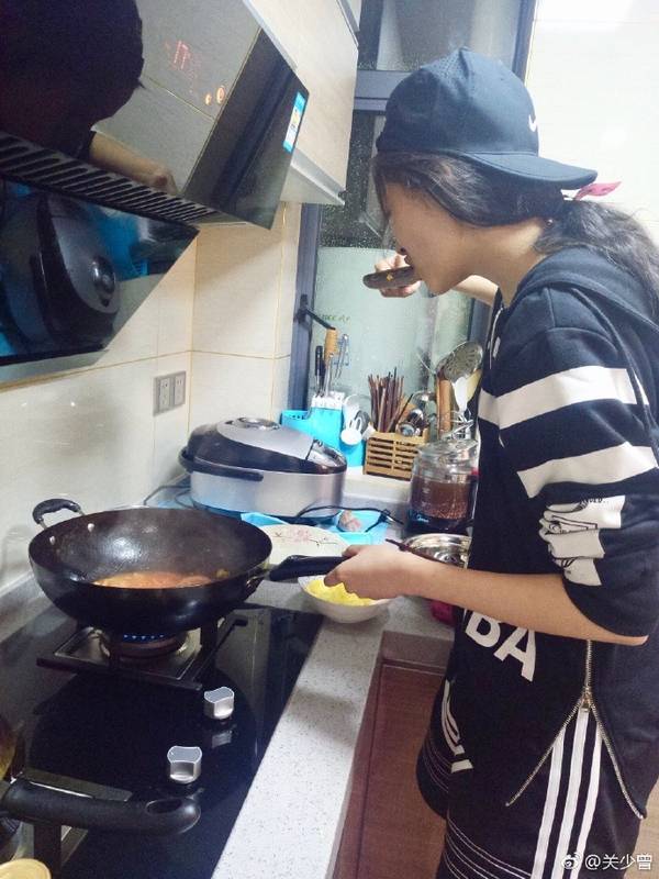 關(guān)曉彤為爸爸做菜 卻被網(wǎng)友看出了小心機