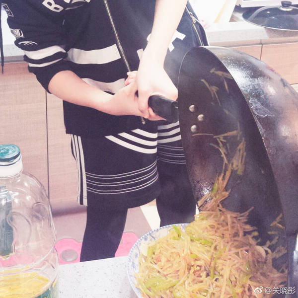 關(guān)曉彤為爸爸做菜 卻被網(wǎng)友看出了小心機(jī)