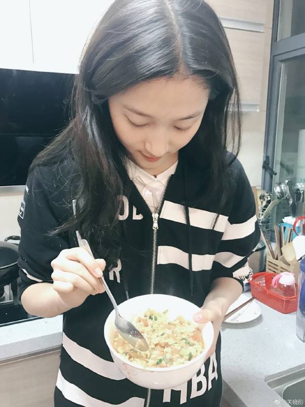關(guān)曉彤為爸爸做菜 卻被網(wǎng)友看出了小心機(jī)