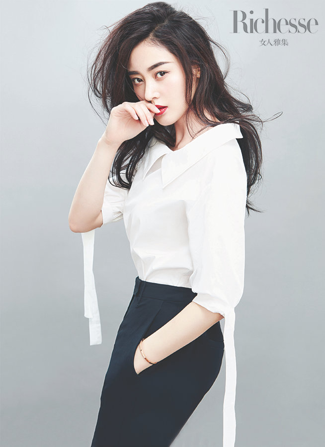 張?zhí)鞇蹖懻嫱孓D(zhuǎn)光影 側(cè)顏有型凸顯獨(dú)立女性之美