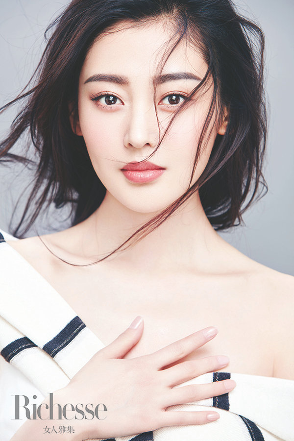 張天愛寫真玩轉光影 側顏有型凸顯獨立女性之美