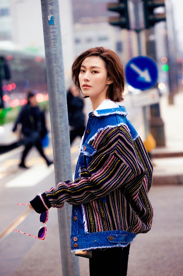 常思思街拍大玩摩登復(fù)古風(fēng) 帥氣點(diǎn)亮春日街頭