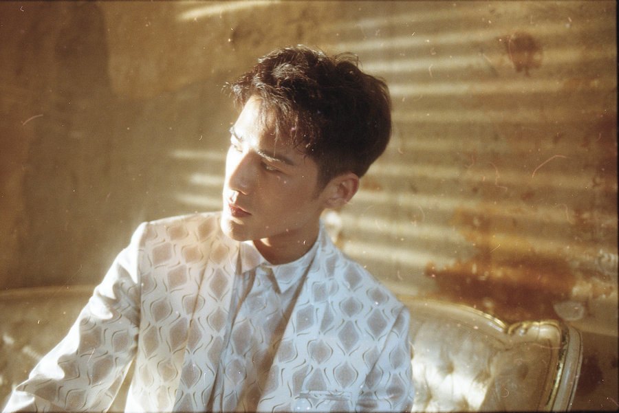 姜潮白色情人節(jié)大片曝光 一襲白衣時(shí)尚感十足