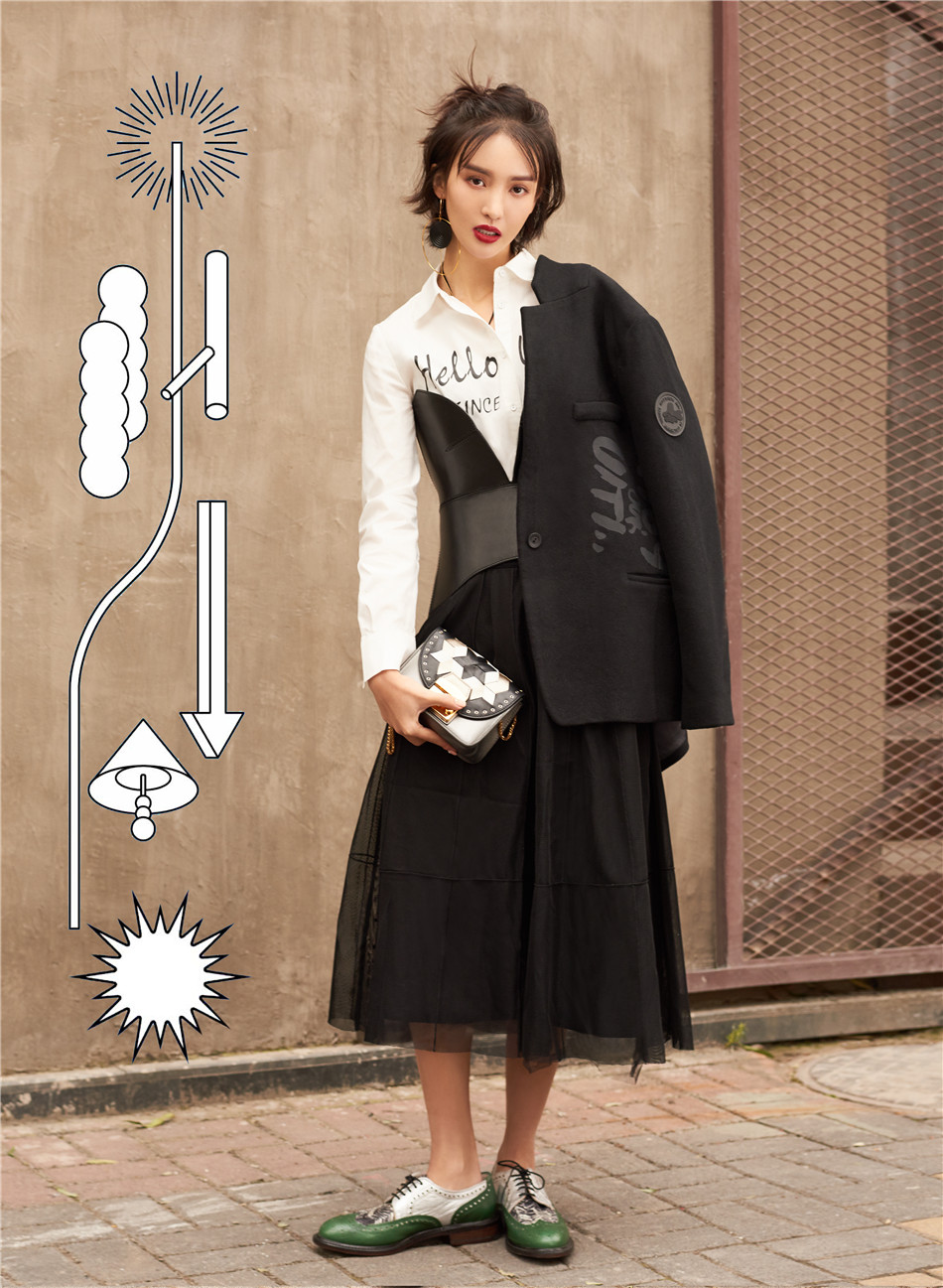 鬼馬金晨英倫復(fù)古look秀長(zhǎng)腿帶你一起喚醒女王范