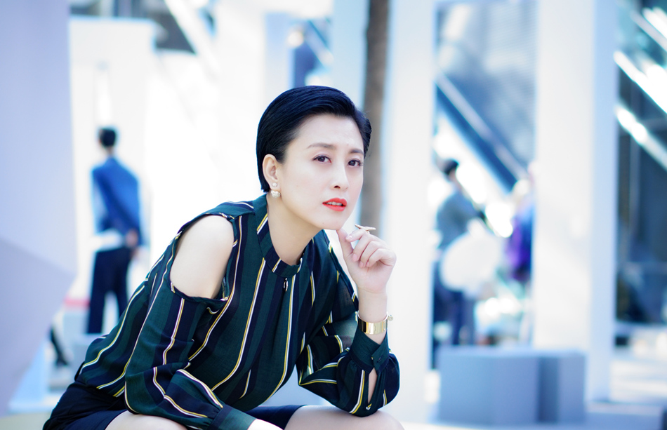 趙倩春日街拍曝光 優(yōu)雅如蘭氣場十足