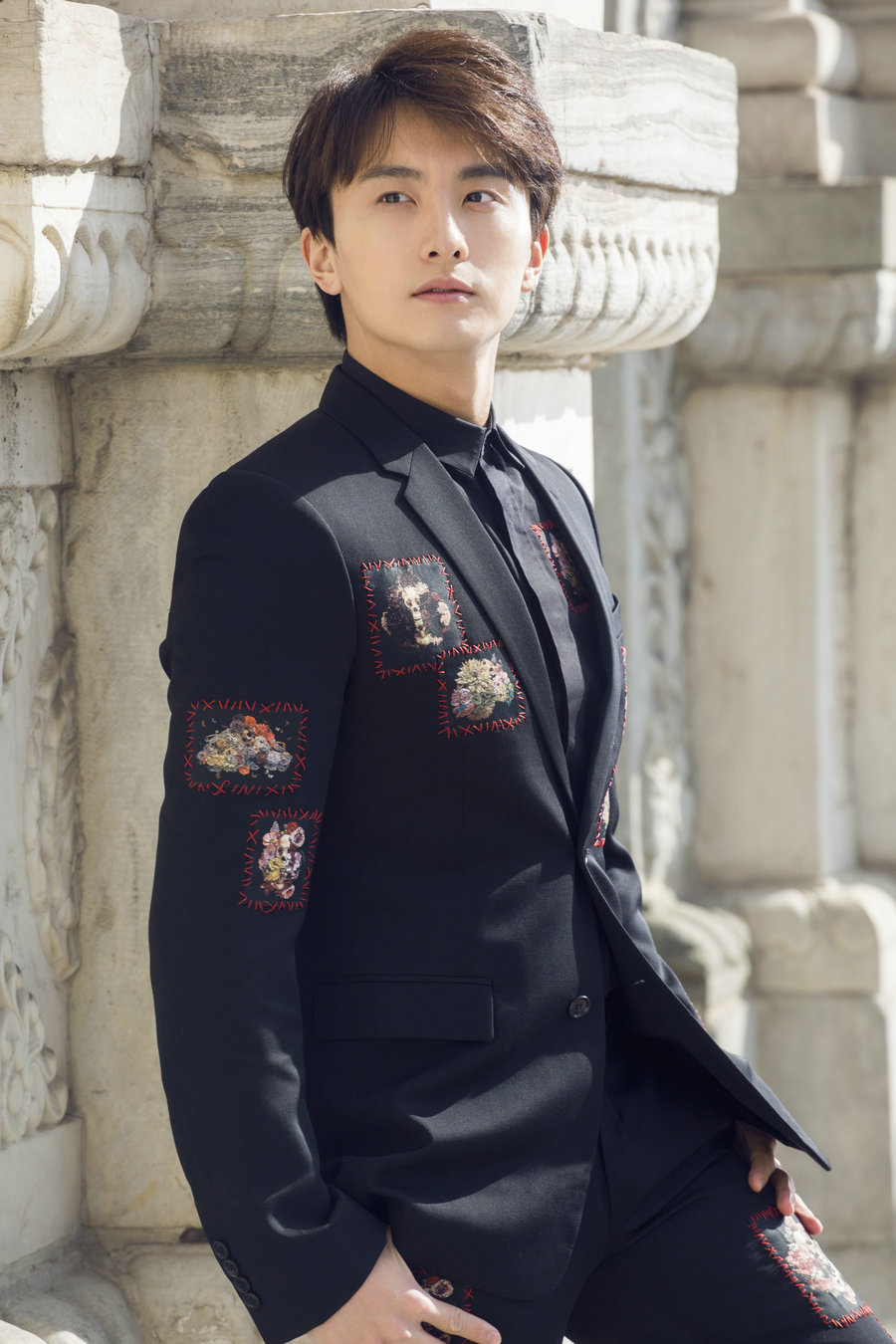 牛駿峰曝光歐式寫(xiě)真 演繹儒雅紳士